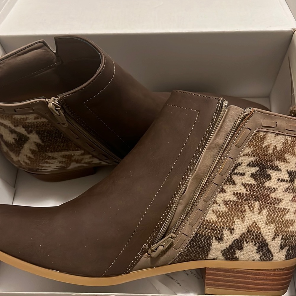 Cute booties from catos never worn fit more like a ten.